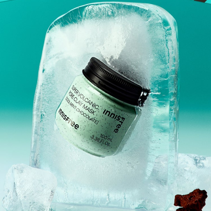 INNISFREE Super Volcanic Pore Clay Mask #Cool Mint Chocolate 100ml, marque Innisfree, pot sur glace, visuel teal.