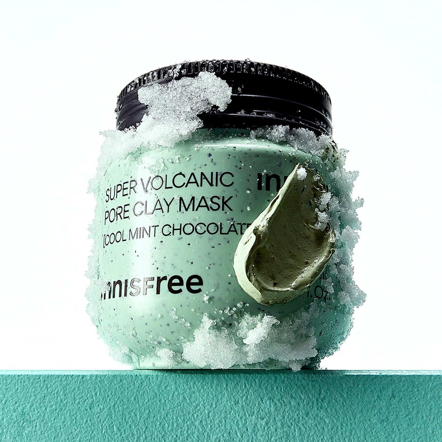 INNISFREE Super Volcanic Pore Clay Mask #Cool Mint Chocolate 100ml, pot de masque à l’extrait vert menthe-chocolat sur fond turquoise
