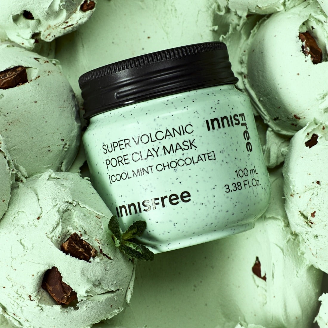 INNISFREE Super Volcanic Pore Clay Mask #Cool Mint Chocolate 100ml, pot vert menthe sur fond texture cireux.
