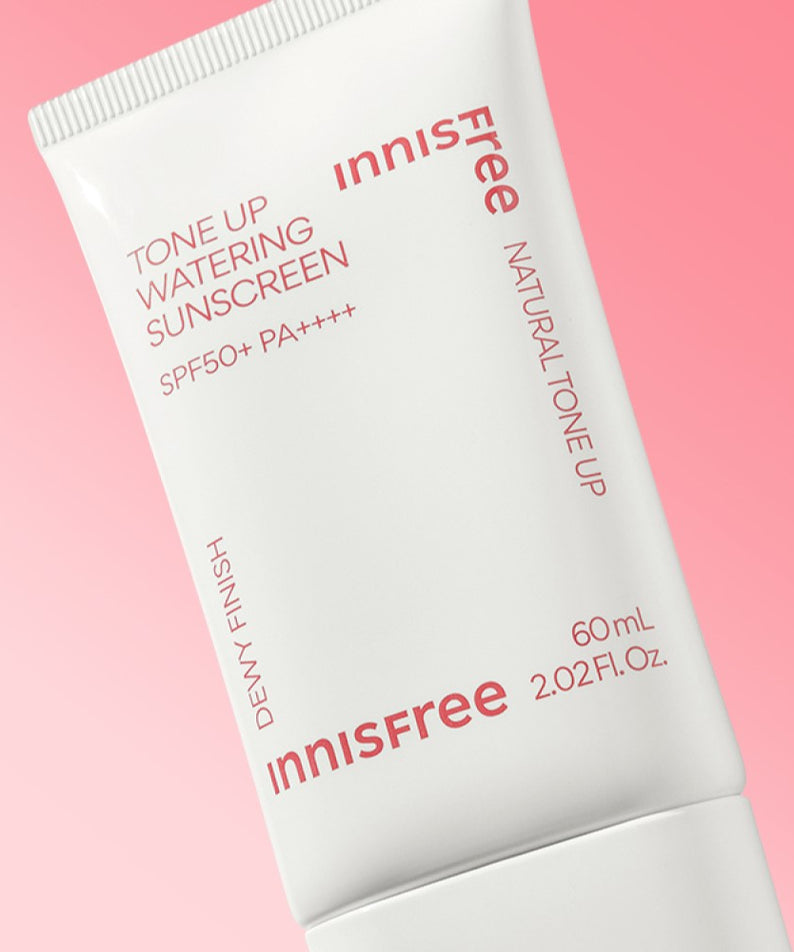 Image du INNISFREE Tone Up Watering Sunscreen 60ml avec arrière-plan rose élégant.
