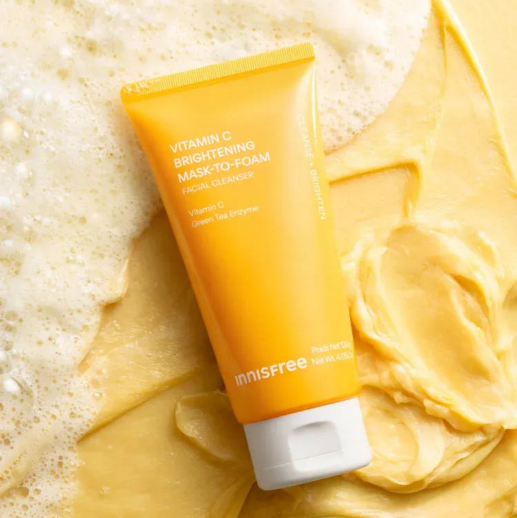 INNISFREE Vitamin C Brightening Pack-to-Foam 120g, tube sur fond crème jaune, mousse et vitamine C visibles