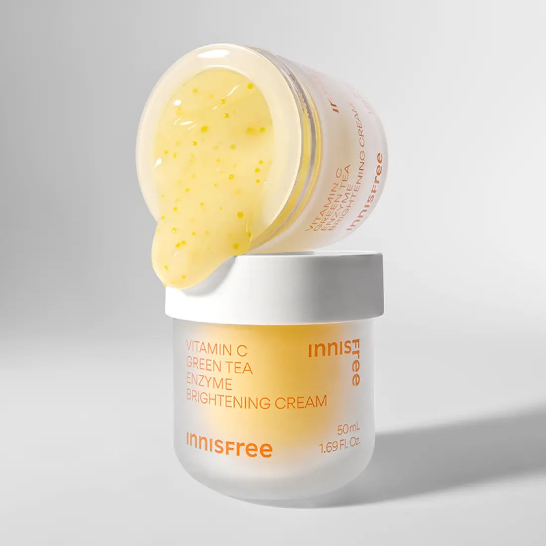 INNISFREE Vitamin C Enzyme Brightening Cream 50ml, pot ouvert, crème jaune vitaminée sur fond clair, marque Innisfree.