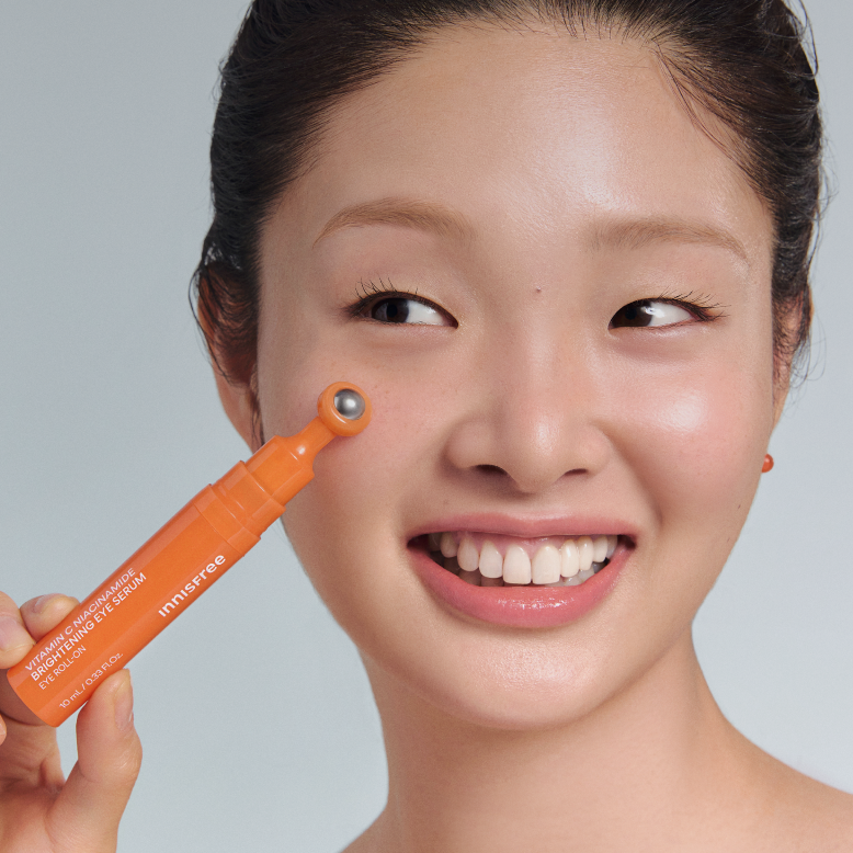 INNISFREE Vitamin C Niacinamide Brightening Eye Serum 10ml par Innisfree, sur peau du visage, femme applique le produit