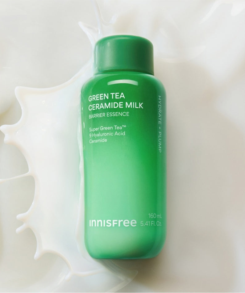INNISFREE Green Tea Ceramide Milk Essence Refill 160ml sur fond de lait crémeux, soin hydratant et apaisant pour la peau.