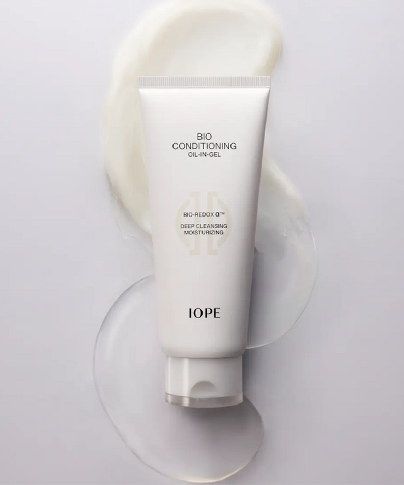 IOPE Bio Conditioning Cleansing Oil-in-Gel 150ml, flacon blanc sur fond clair, contexte skincare minimaliste.