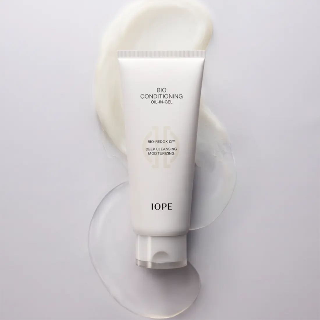 IOPE Bio Conditioning Cleansing Oil-in-Gel 150ml, flacon blanc sur fond clair, contexte skincare minimaliste.