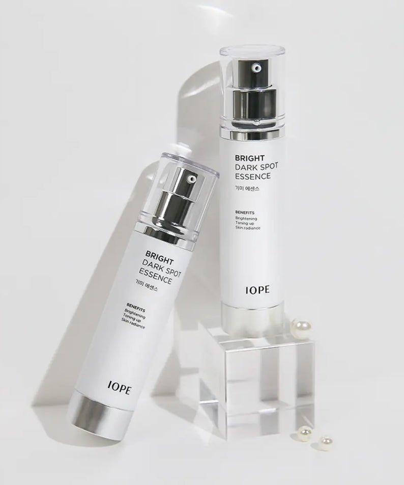 Deux flacons élégants de IOPE Brightening Spot Essence 45ml sur fond blanc, idéal pour un teint éclatant et lumineux.