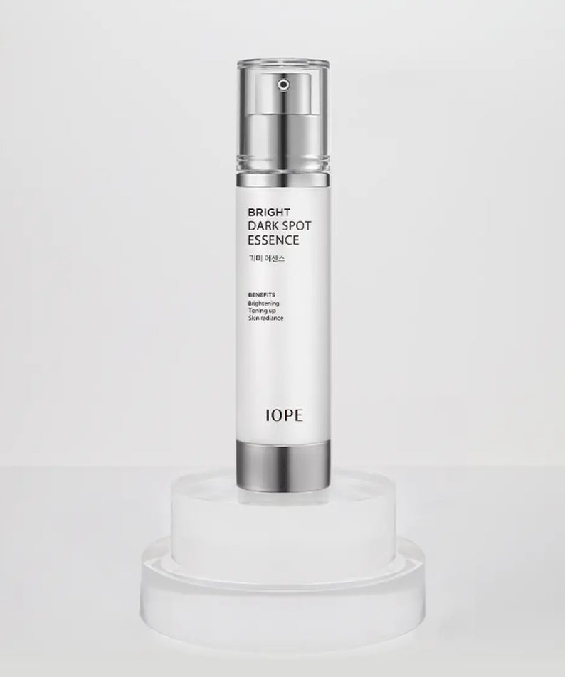 IOPE Brightening Spot Essence 45ml sur fond blanc élégant, offrant un soin éclaircissant ciblé pour une peau radieuse.