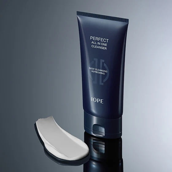 IOPE Man Perfect All-in-One Cleanser 125g, tube bleu sur fond clair, crème déposée en goutte, contexte produit.