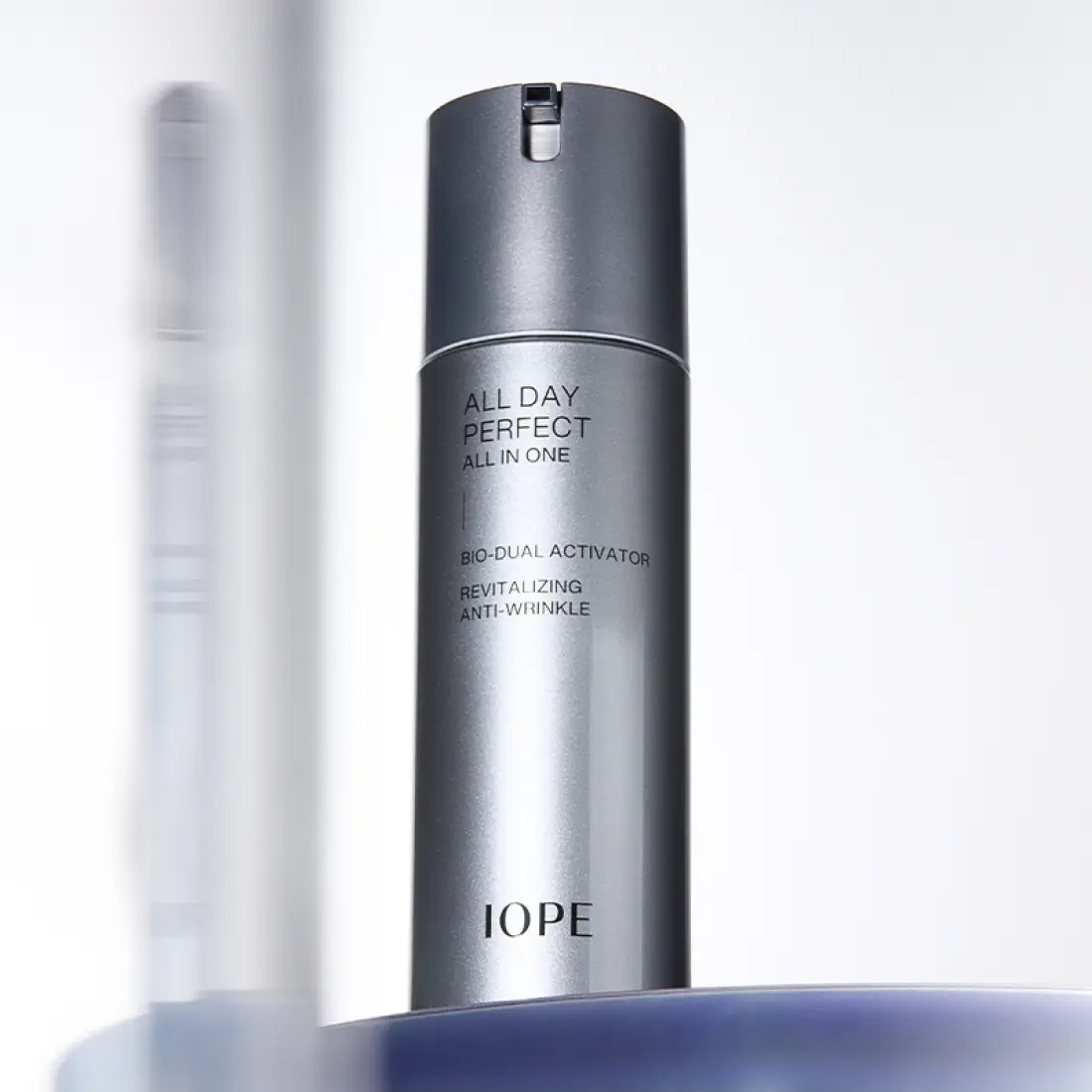 IOPE Men All Day Perfect All In One 120ml, flacon gris IOPE sur fond clair, sérum visage anti-rides