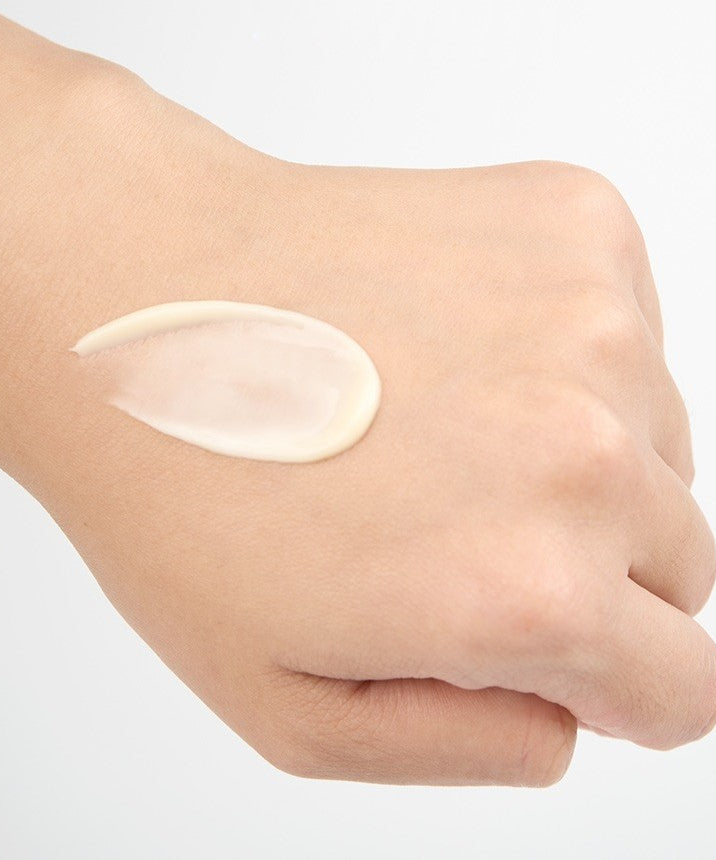 IOPE Retinol Expert 0.3% - 20ml, tube et crème sur la main, marque IOPE, texture crème lisse, fond clair