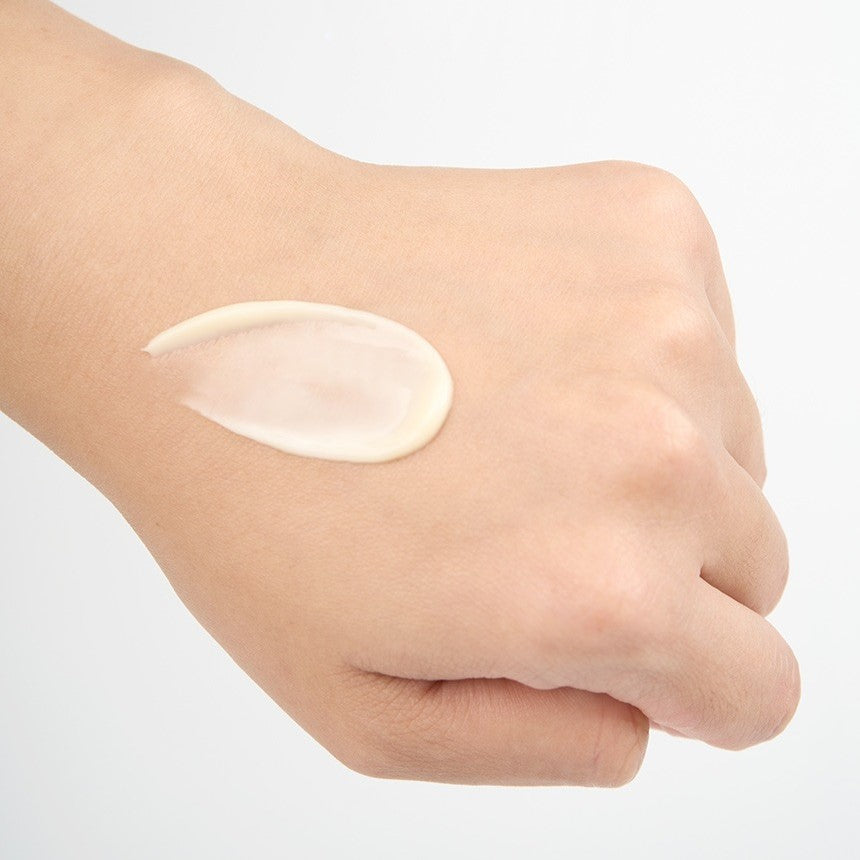 IOPE Retinol Expert 0.3% - 20ml, tube et crème sur la main, marque IOPE, texture crème lisse, fond clair