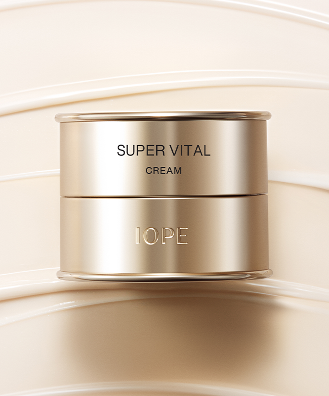 IOPE Super Vital Cream 50ml, pot cosmétique sur fond crème avec effet premium, photo produit éclairée.