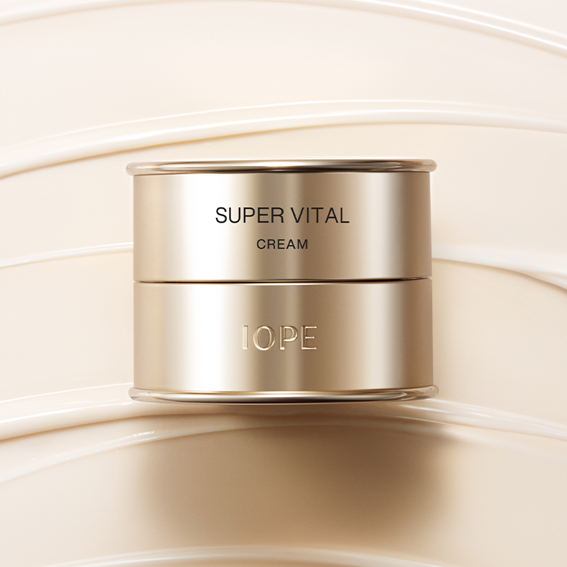 IOPE Super Vital Cream 50ml, pot cosmétique sur fond crème avec effet premium, photo produit éclairée.