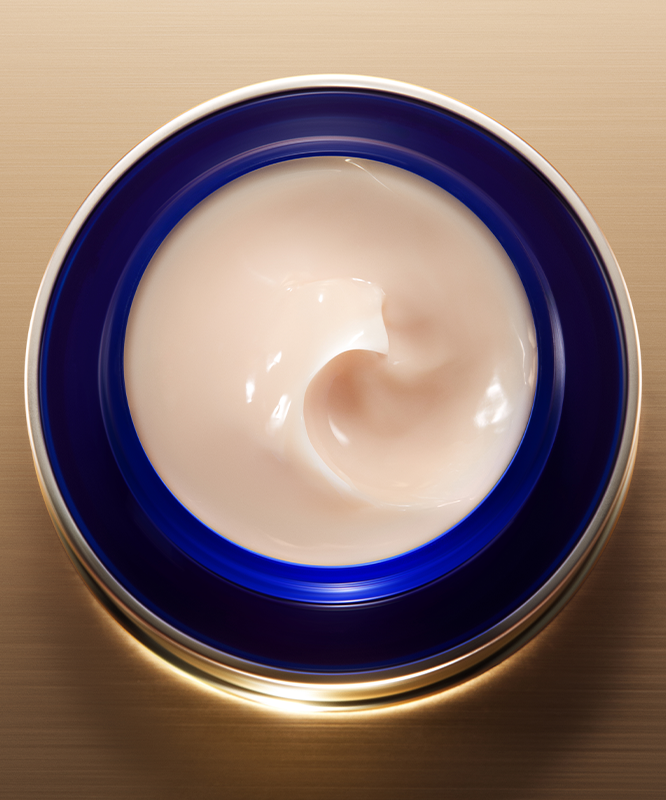 IOPE Super Vital Cream 50ml : crème blanche en pot bleu, vue rapprochée sur fond bois, marque IOPE.