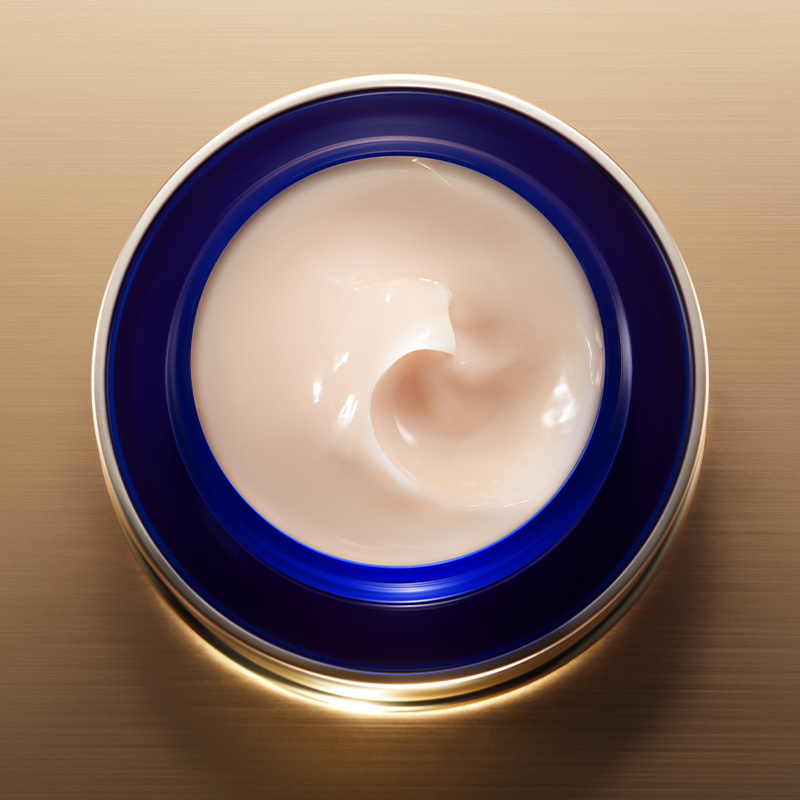 IOPE Super Vital Cream 50ml : crème blanche en pot bleu, vue rapprochée sur fond bois, marque IOPE.