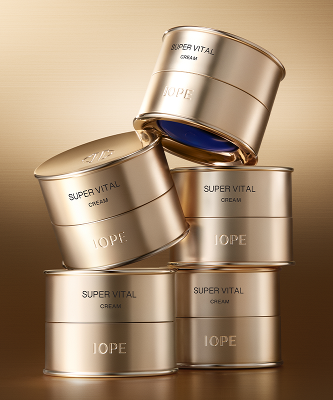 IOPE Super Vital Cream 50ml, marque IOPE, pots dorés sur fond beige, mise en scène beauté premium.