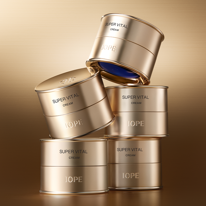 IOPE Super Vital Cream 50ml, marque IOPE, pots dorés sur fond beige, mise en scène beauté premium.
