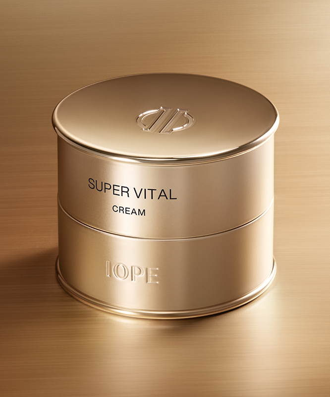 Photo du produit IOPE Super Vital Cream 50ml, crème de la marque IOPE, pot doré sur fond beige.