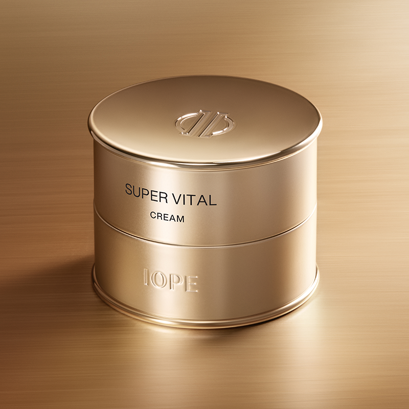 Photo du produit IOPE Super Vital Cream 50ml, crème de la marque IOPE, pot doré sur fond beige.