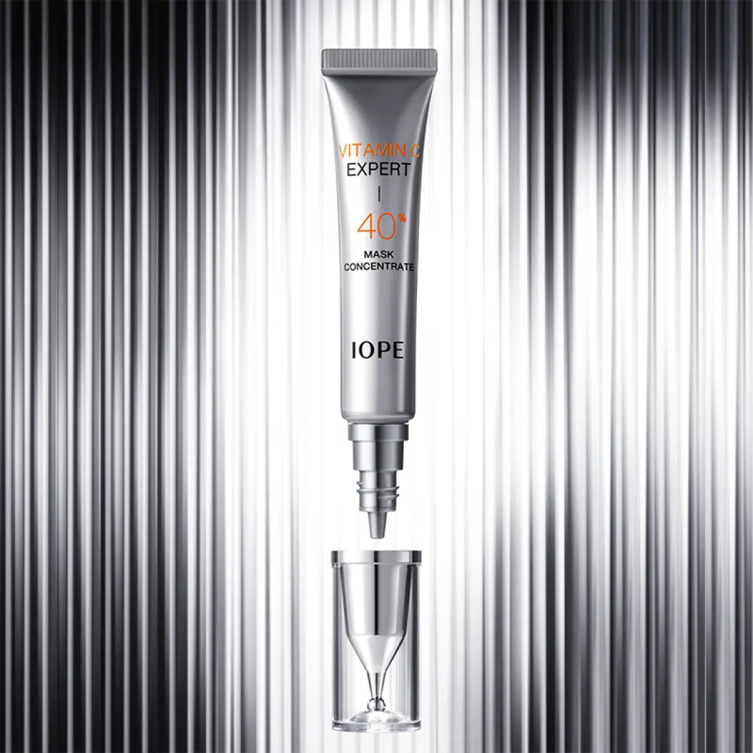 IOPE Vitamin C Expert 40% Mask Concentrate 15g, tube crème vitaminée sur fond gris strié, marque IOPE en évidence.