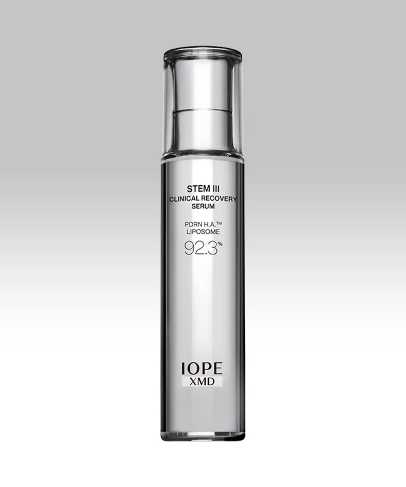 IOPE XMD Stem3 Clinic Recoery Serum 50ml, flacon argenté en studio sur fond clair, mise en avant produit de la marque.