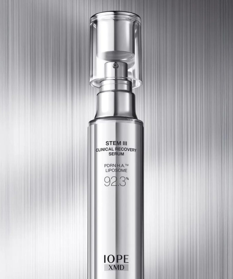 IOPE XMD Stem3 Clinic Recoery Serum 50ml, flacon argenté sur fond rayé, image produit de marque IOPE.