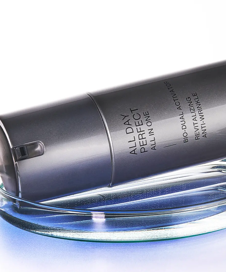 Flacon de IOPE Men All Day Perfect All In One 120ml, soin innovant pour hommes, sur plateau en verre, texture élégante et moderne.