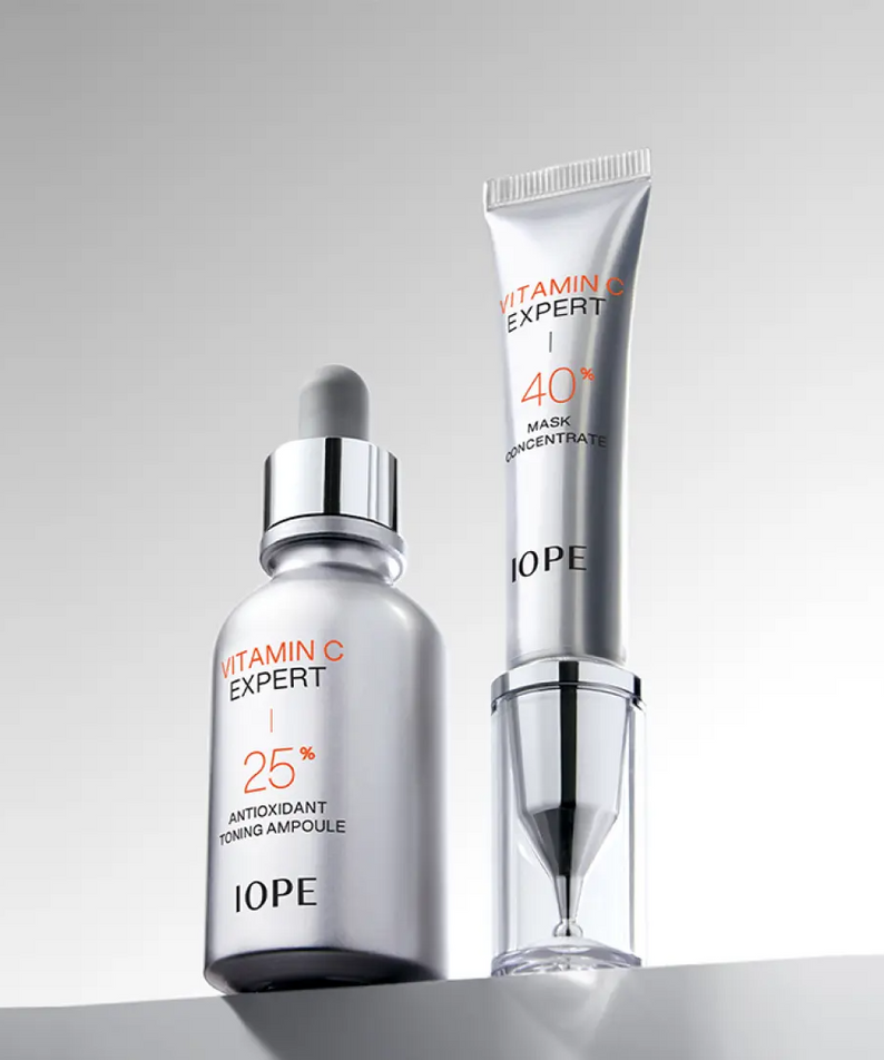 IOPE Vitamin C Expert 40% Mask Concentrate 15g avec ampoule tonifiante antioxydante sur un fond gris élégant.