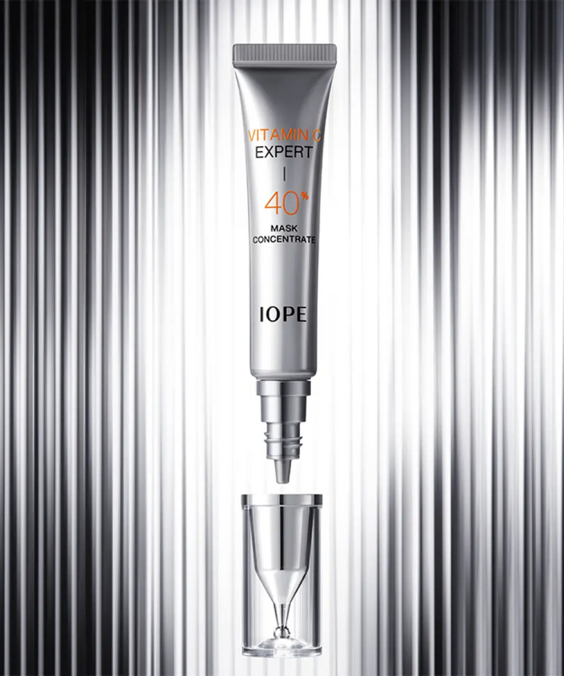 Tube de IOPE Vitamin C Expert 40% Mask Concentrate 15g sur fond métallique élégant, soin facial puissant.