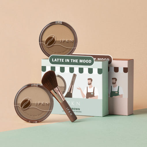 IPKN  Latte in the Mood Contouring, en palette maquillage avec pinceau et étui, sur fond beige/vert, ambiance lifestyle