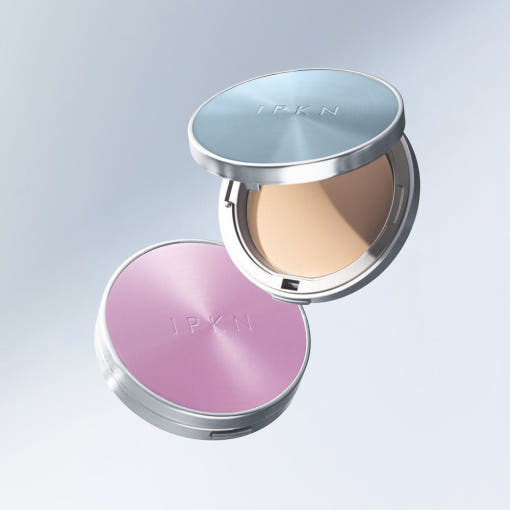 IPKN  Perfume Powder 12.5 Pack 15g, poudre parfumée IPKN en boîtiers violet et bleu sur fond clair