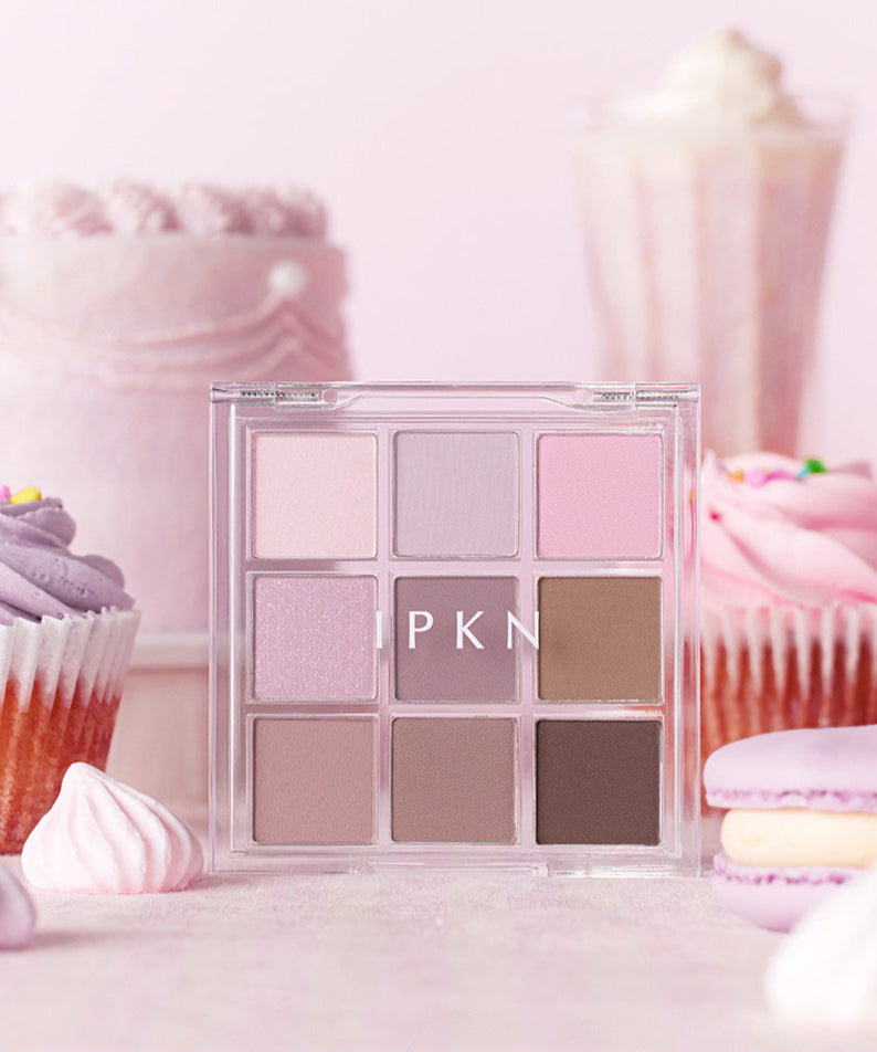 IPKN Personal Mood All Palette Cool Pressed 6.8g devant des desserts rosés et macarons, élégance en maquillage.