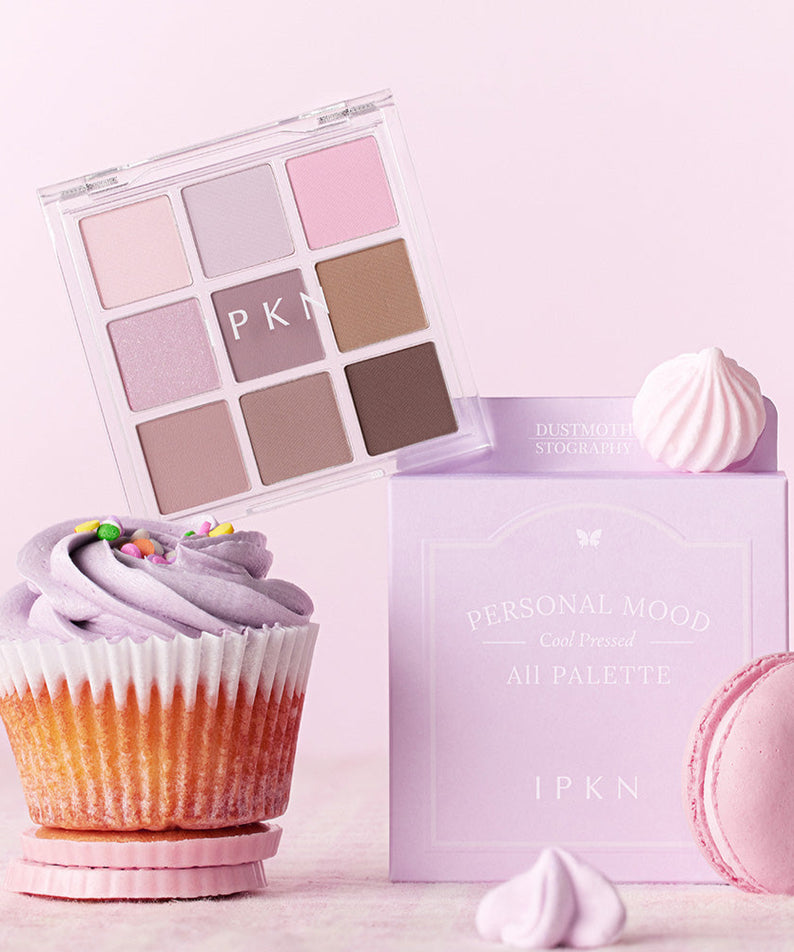 Palette de maquillage IPKN Personal Mood All Palette Cool Pressed 6.8g avec desserts pastel en arrière-plan.