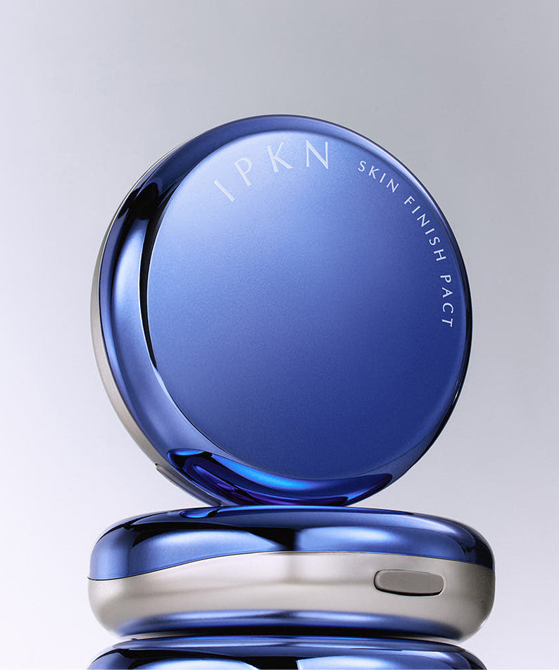 IPKN  Skin Finish Powder Pact (Main Product 14g + Refill 11g), boîtier bleu sur fond clair, marque IPKN.