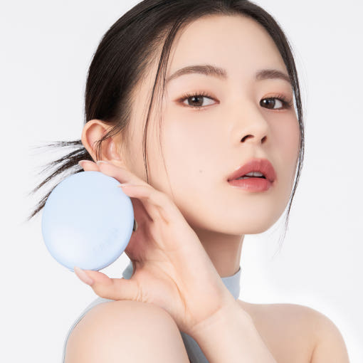 IPKN  Tonewear Primer Pact 7.5g : maquillage avec un produit en poudre bleu, visage féminin sur fond clair, marque IPKN.