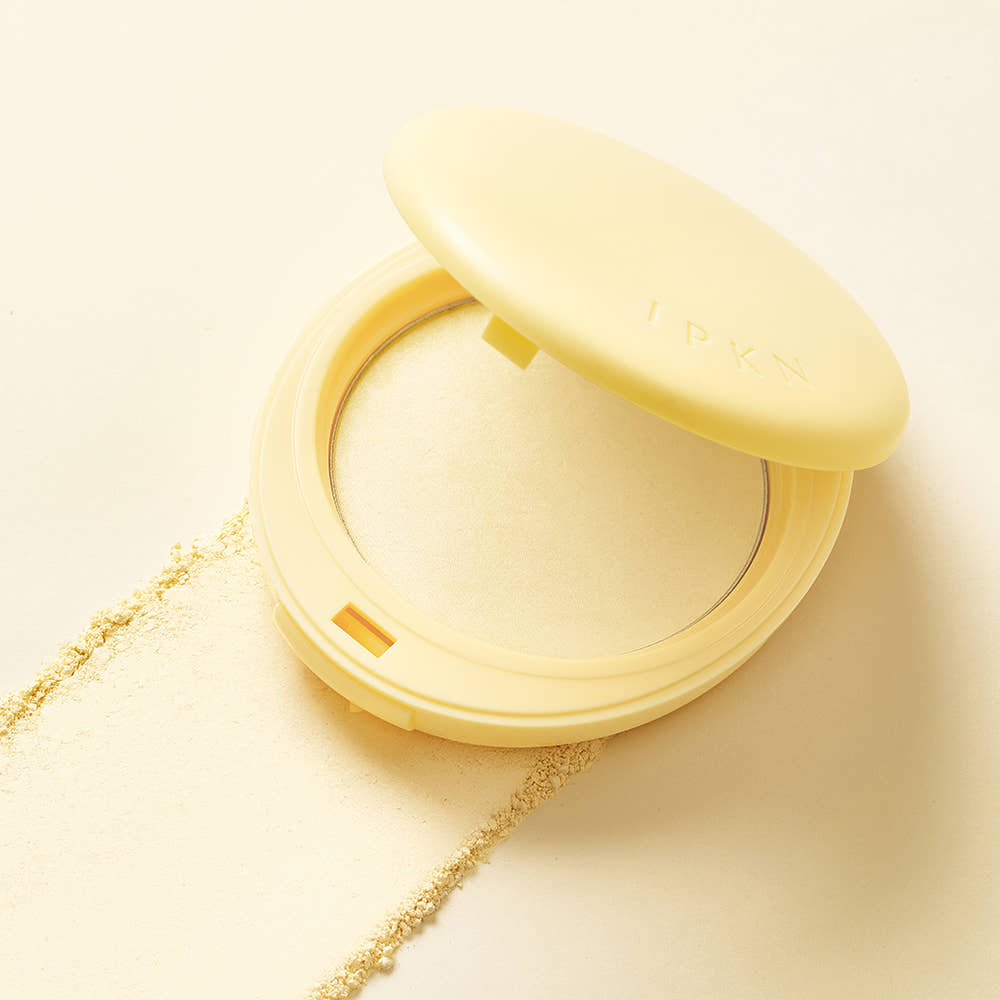 IPKN  Tonewear Primer Pact 7.5g, poudre compacte sur fond clair, présentation en beauté, marque IPKN