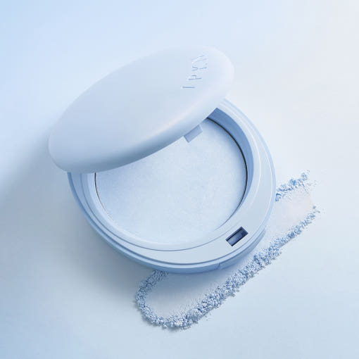 IPKN  Tonewear Primer Pact 7.5g, boîte poudre et pan en contexte bleu clair, produit beauté sur tissu