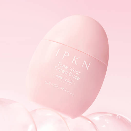 IPKN  Tonewear Tinted Tone-Up Base 40ml SPF50+ PA++++, flacon rose sur fond pastel, marque IPKN, effet teinte.