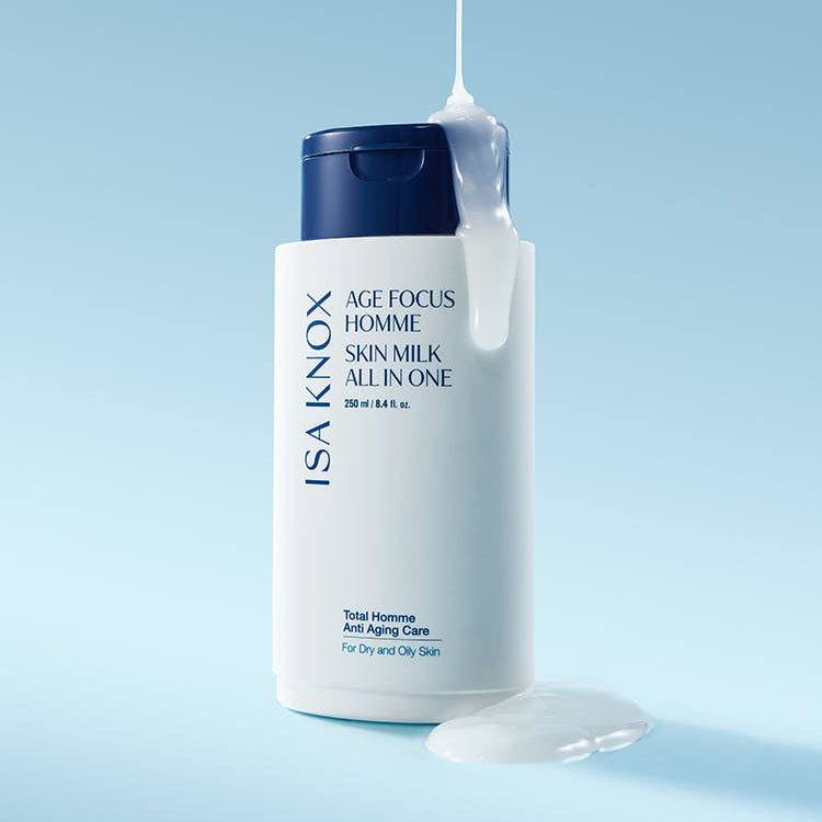ISAKNOX  Age Fous Homme Skin Milk All-in-One 250ml, flacon sur fond bleu ciel avec texture crème blanche