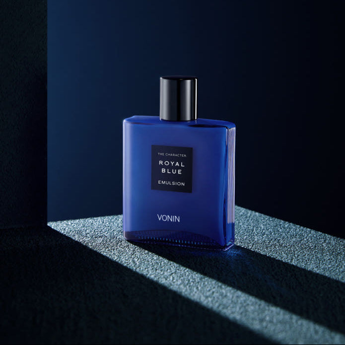ISAKNOX  Bonin The Character Royal Blue Emulsion 140ml, flacon bleu sur décor sombre, studio photo parfum/émulsion.