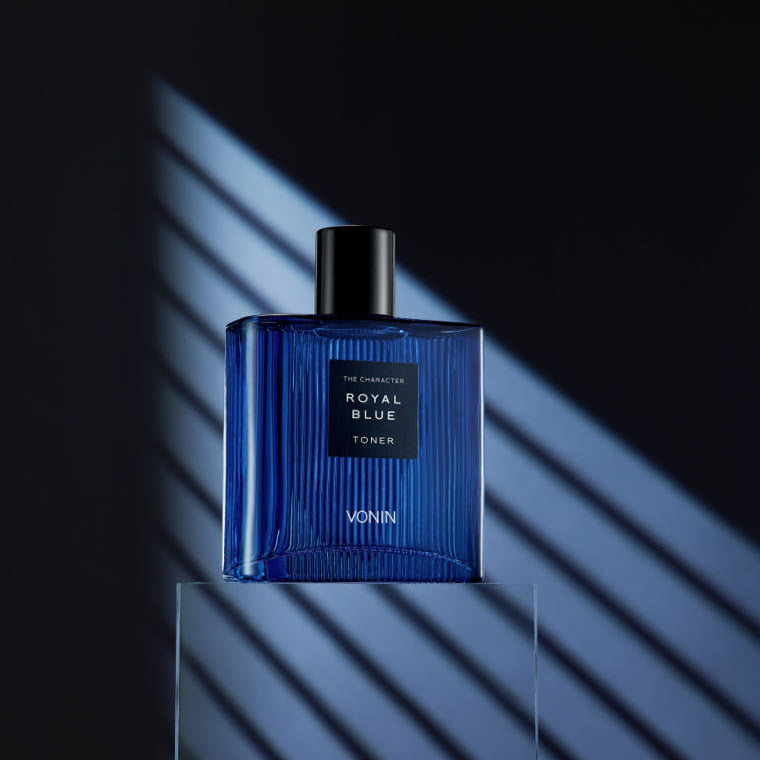 ISAKNOX  Bonin The Character Royal Blue Toner 140ml, flacon bleu sur fond sombre avec ombres, studio beauté