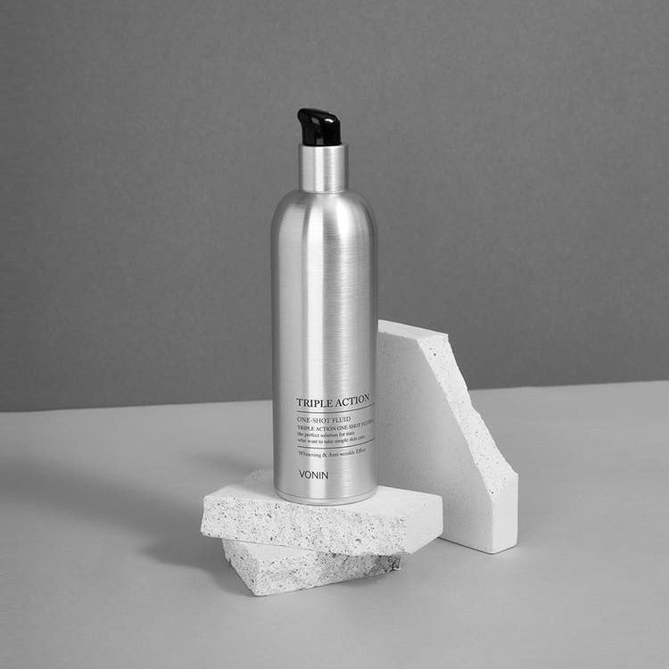 ISAKNOX  Bonin Triple One Shot Fluid 180ml, flacon argent sur socle en pierre, fond gris studio, produit cosmétique