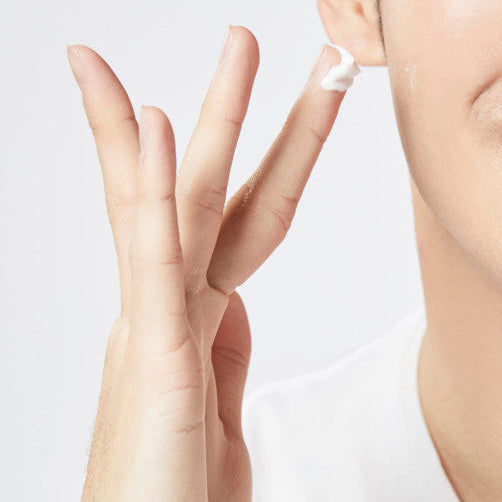 ISAKNOX  Terbina LX Homme 2 Pieces : homme appliquant une crème sur la peau, image produit fond clair, marque ISAKNOX