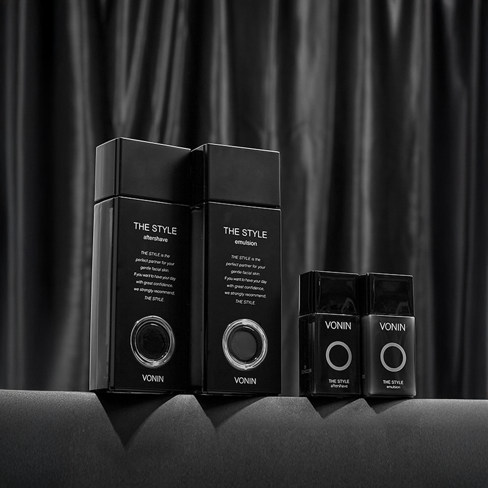 ISAKNOX  The Style Basic Basic Care Line 2 Pieces Planning Set : coffrets sur étagère noire, arrière-plan rideaux sombres.