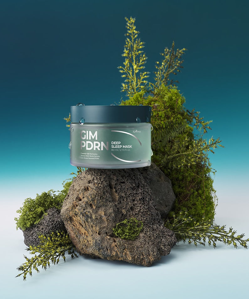 ISNTREE  Gim PDRN Deep SLeep Mask 80ml, pot crème sur rocher avec plantes et décor nature, fond bleu