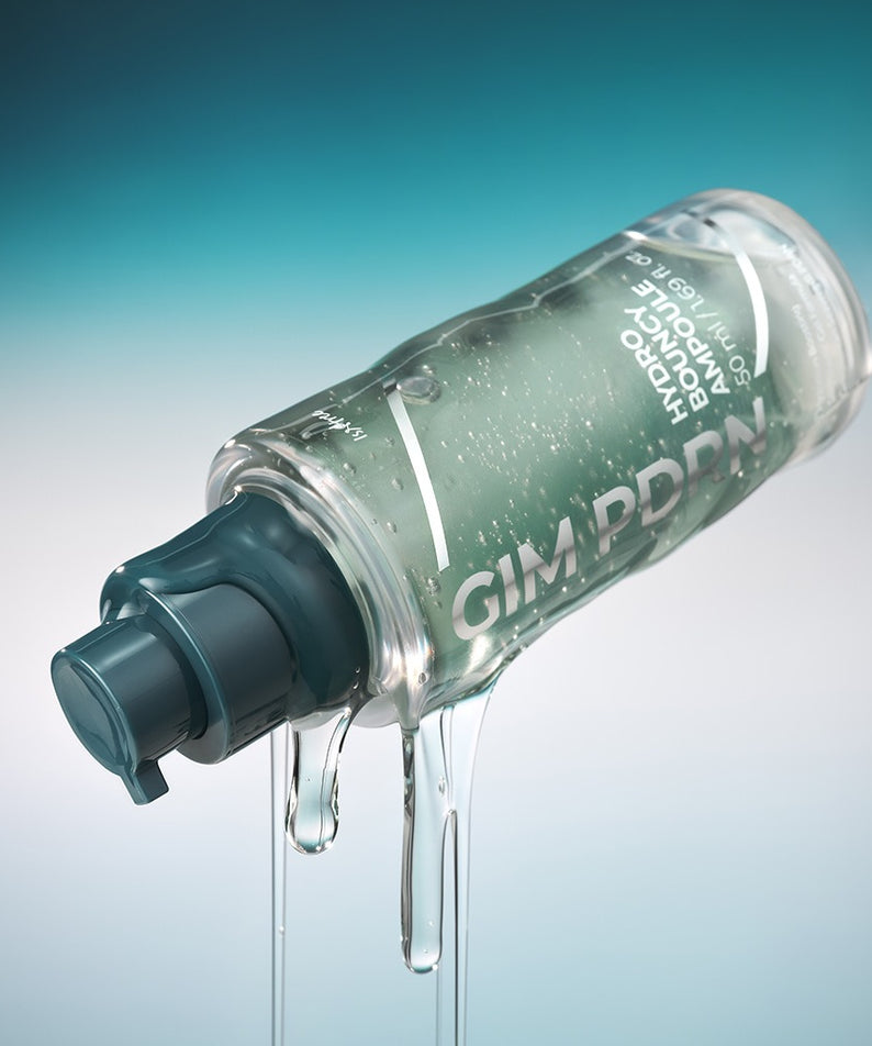 ISNTREE  Gim PDRN Hydro Bouncy Ampoule 50ml : flacon en verre transparent sur fond bleu, gouttes, style cosmétique