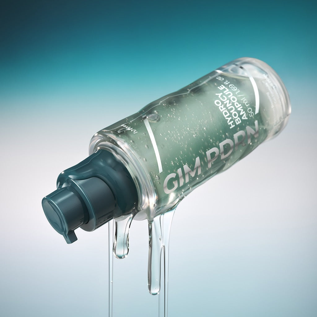 ISNTREE  Gim PDRN Hydro Bouncy Ampoule 50ml : flacon en verre transparent sur fond bleu, gouttes, style cosmétique