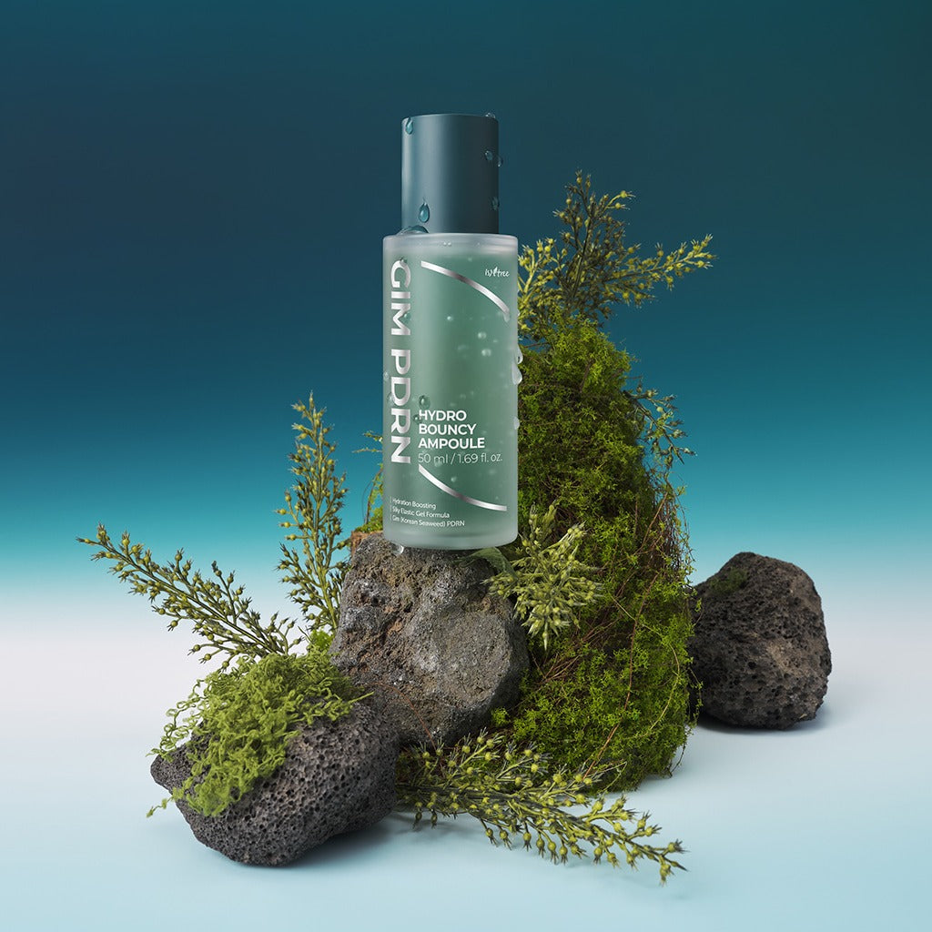 ISNTREE  Gim PDRN Hydro Bouncy Ampoule 50ml, flacon cosmétique sur rochers avec plantes en décor bleu-vert