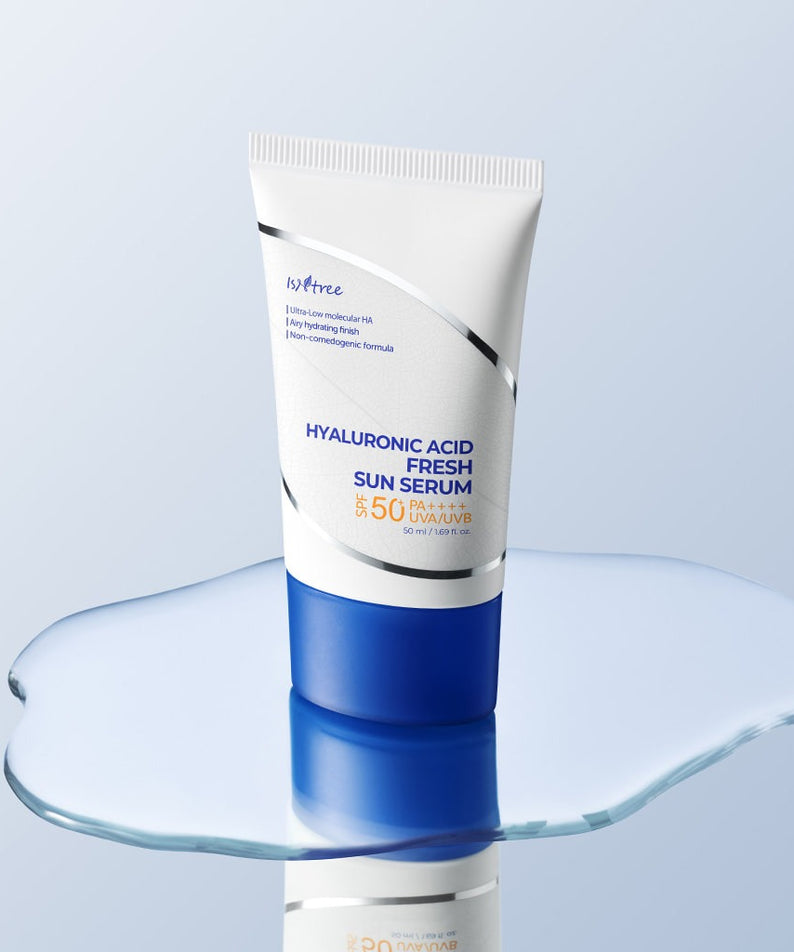 ISNTREE  Hyaluronic Acid Fresh Sun Serum 50ml, tube posé sur fond bleu clair avec gouttes, décor cosmétique